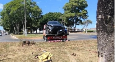Condutor perde controle direcional de veículo e colide contra árvore na Avenida JK, em Patos de Minas