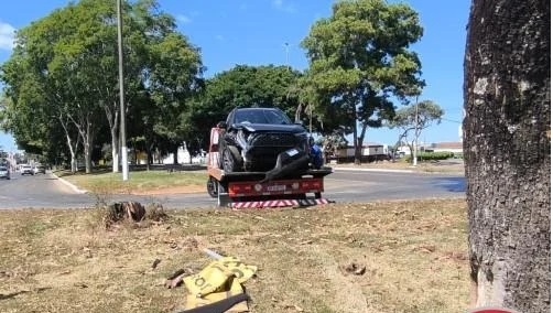 Condutor perde controle direcional de veículo e colide contra árvore na Avenida JK, em Patos de Minas