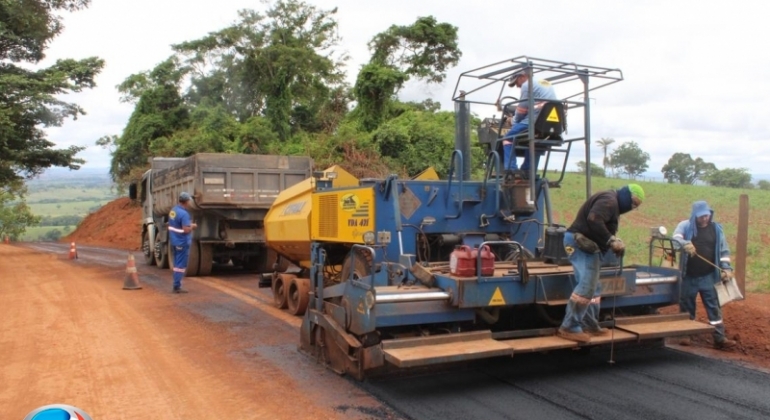 Prefeitura de Lagoa Formosa retoma obras de pavimentação das estradas rurais do município 