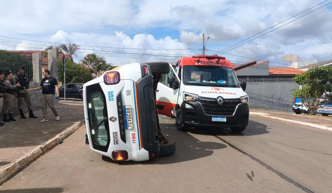 Viatura da PM capota após ser atingida por veículo em que a condutora avançou uma parada obrigatória em Patos de Minas