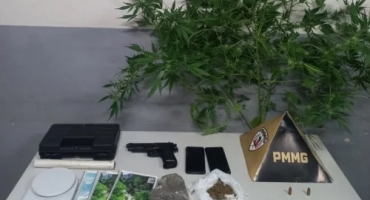 Patos de Minas - Pai e filho são presos após PM apreender grande quantidade de drogas no bairro Jardim Esperança 