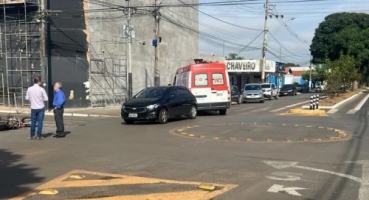 Patos de Minas - Motociclista e passageira ficam feridos após acidente no cruzamento da Avenida Paranaíba com a Rua Joaquim das Chagas