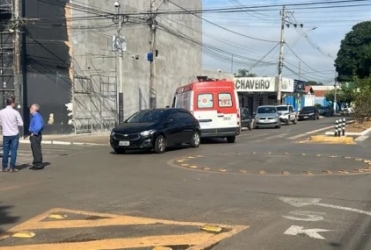 Patos de Minas - Motociclista e passageira ficam feridos após acidente no cruzamento da Avenida Paranaíba com a Rua Joaquim das Chagas