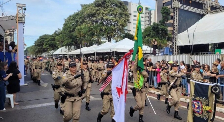 Distribuição de bolo, desfile e ato cívico marcam as comemorações dos 134 anos de Patos de Minas