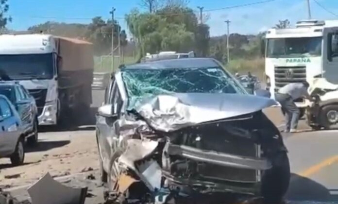 Colisão entre dois veículos deixa feridos na BR-354 entre Lagoa Formosa e Patos de Minas