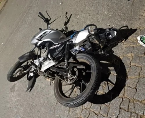 Motociclista é atingido por carro em Patos de Minas e suspeita é de que tenha sido atropelamento intencional