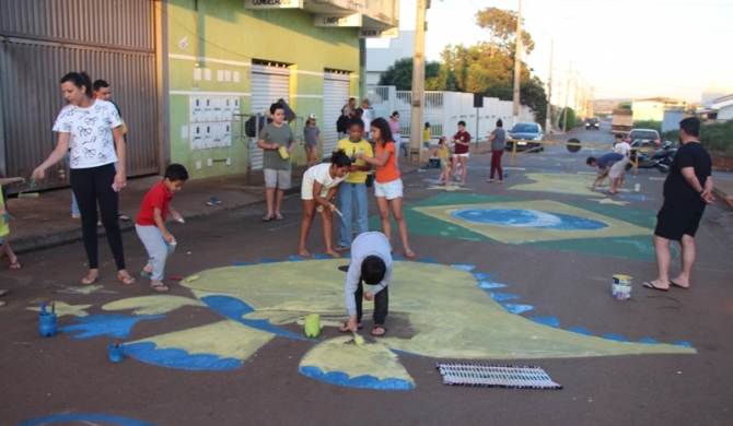 Moradores do bairro Santa Cruz (Coelho) em Lagoa Formosa pintam rua com as cores do Brasil em referência à Copa do Mundo 2026 
